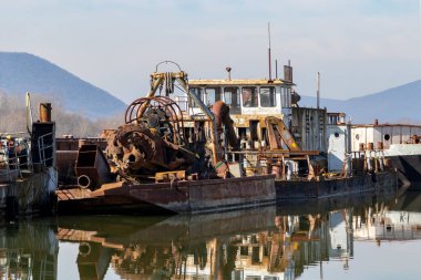 Macaristan 'da Tuna nehri kıyısındaki gemi mezarlığının manzarası.