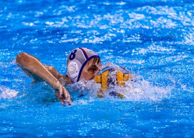 yüzme havuzunda su topu oyunu yarışması 