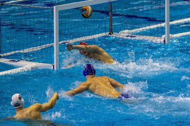 yüzme havuzunda su topu oyunu yarışması 