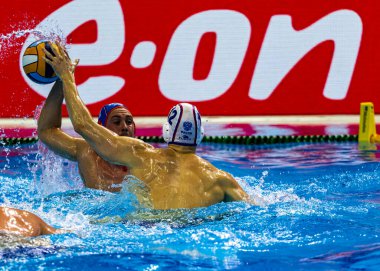 yüzme havuzunda su topu oyunu yarışması 