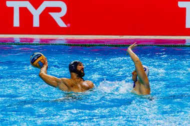 yüzme havuzunda su topu oyunu yarışması 