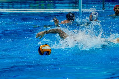 yüzme havuzunda su topu oyunu yarışması 