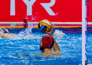 yüzme havuzunda su topu oyunu yarışması 