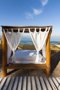 Sandalyeleri ve deniz manzaralı güzel sahil 