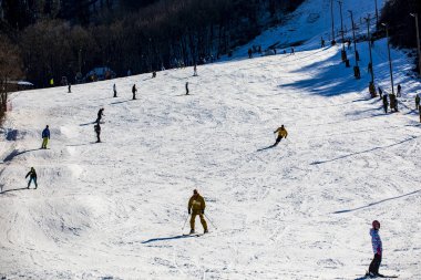 Dağlardaki kayak merkezi manzarası 