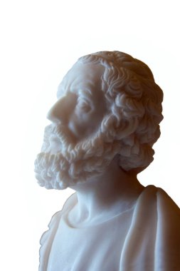 Beyaz arkaplanda izole edilmiş eski heykel