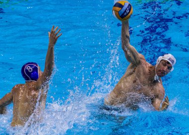 yüzme havuzunda su topu oyunu yarışması 