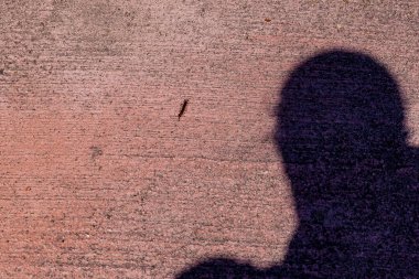 Eski kirli asfalt yolunun soyut arkaplanı