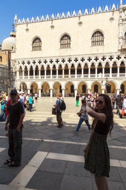 Venedik, İtalya-Haziran 1, 2018: Venedik 'i ziyaret eden turistler