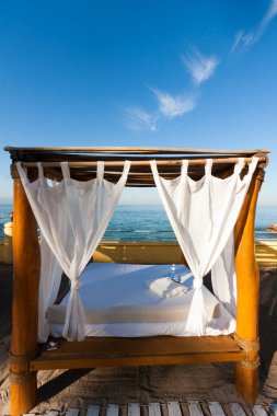 Sandalyeleri ve deniz manzaralı güzel sahil 