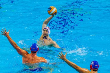 yüzme havuzunda su topu oyunu yarışması 