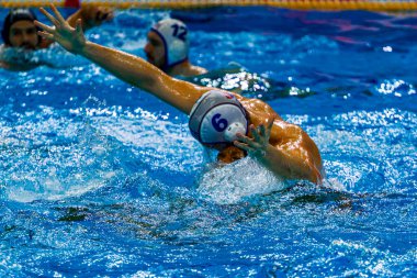 yüzme havuzunda su topu oyunu yarışması 