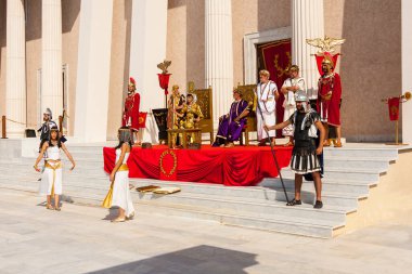 ROME, ITALY - 26 Mayıs 2014: Roma 'nın doğuşu - gladyatörlerin ve diğer antik törenlerin dövüşü, geçit töreni.