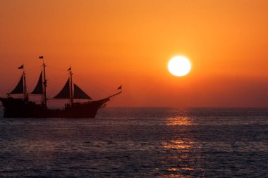 Denizin üzerinde gün batımı