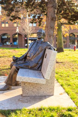 Parktaki askerin heykeli.