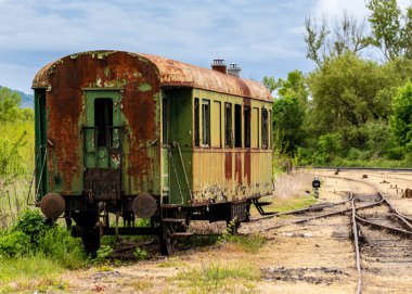 Şehirdeki terk edilmiş eski tren.