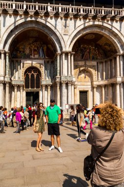 Venedik, İtalya-Haziran 1, 2018: Venedik 'i ziyaret eden turistler
