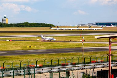 Havaalanı terminali uçaklar ve mavi gökyüzü
