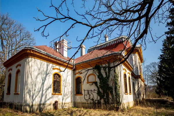 自然を背景に公園内の古い建物は — ストック写真