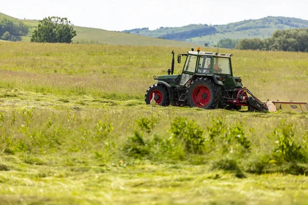 Trekker Ploegen Het Veld Van Tarwevelden — Stockfoto