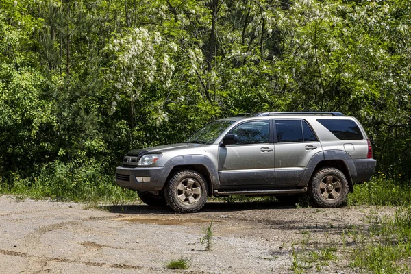 Vecchia Auto Sulla Strada — Foto Stock