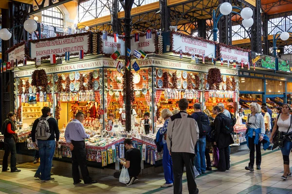 Туристы Прогуливаются Возле Киосков Рынке Городе — стоковое фото
