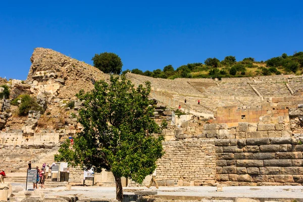 Τουρίστες Που Περπατούν Ανάμεσα Αρχαία Ερείπια Της Πόλης Της Εφέσου — Φωτογραφία Αρχείου