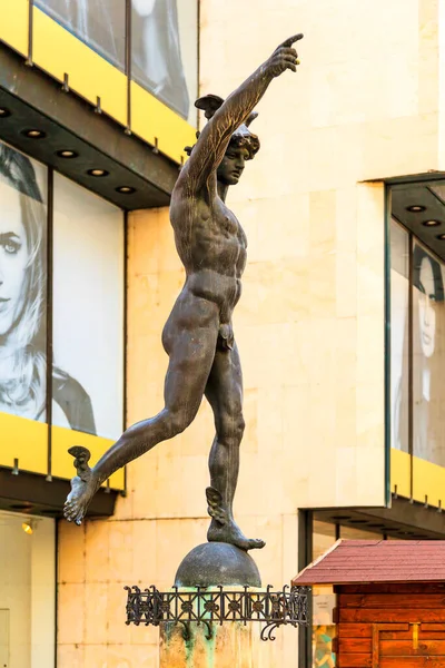 Статуя Меркурия Дэвида Прайда Олень Будапешта Ваци Санкт Статуя Хорошо — стоковое фото