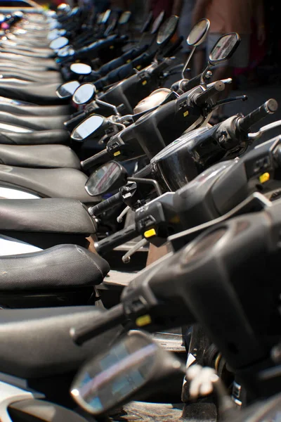 Een Groep Zwart Wit Fietsen Staan Een Auto — Stockfoto