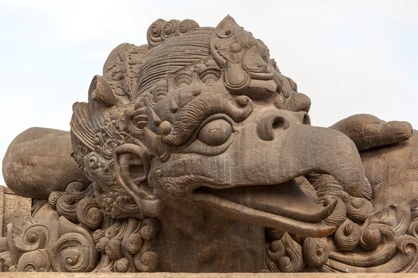 Tayland Şehrinin Tapınağındaki Ejderha Heykelinin Heykeli — Stok fotoğraf