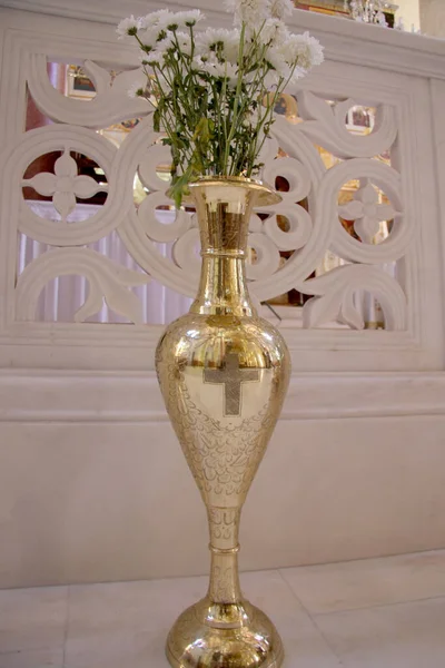 Vaso Branco Bonito Com Flores Mesa — Fotografia de Stock