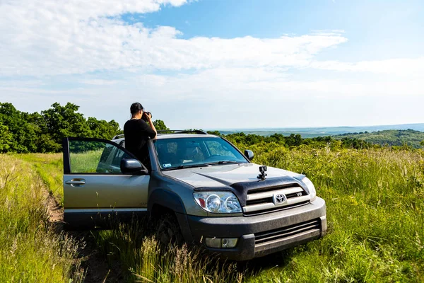 Mujer Haciendo Foto Coche Las Tierras Altas — Foto de Stock