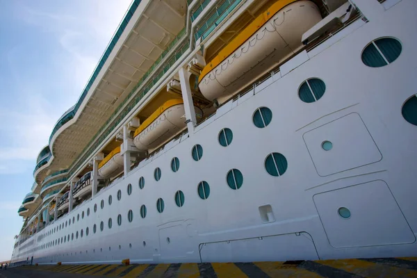 Blick Auf Großes Modernes Kreuzfahrtschiff Das Meer Hafennähe Schwimmt — Stockfoto