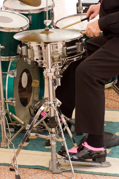 Музыкант Играет Барабанах Сцене — стоковое фото