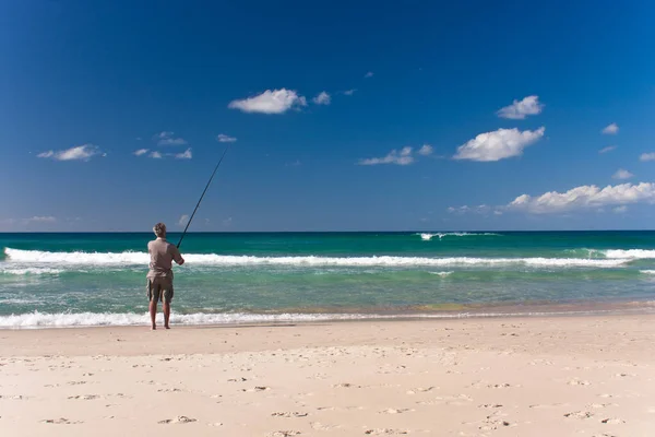 Tiro Cênico Praia Bonita Com Homem Pesca Dia Ensolarado — Fotografia de Stock