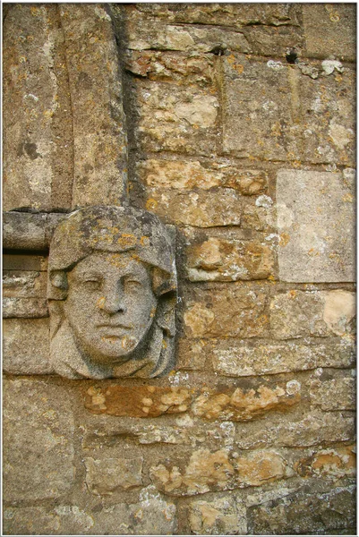 Antigua Pared Piedra Con Cabeza Esculpida Tallada — Foto de Stock
