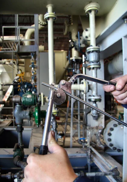 Bijgesneden Schot Van Mens Die Werkt Fabriek — Stockfoto