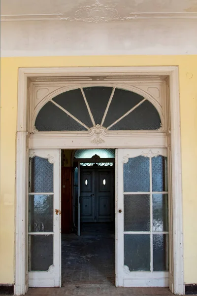 Stare Drewniane Drzwi Oknem — Zdjęcie stockowe