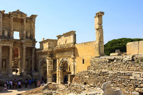 Tourists Walking Ancient Roman Building Library Celsus Ephesus Turkey — Photo