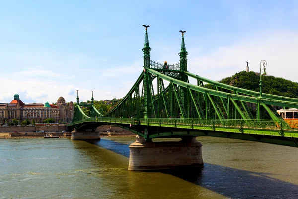 Szabadsg Budapest Ungheria Collega Buda Pest Attraverso Fiume Danubio — Foto Stock