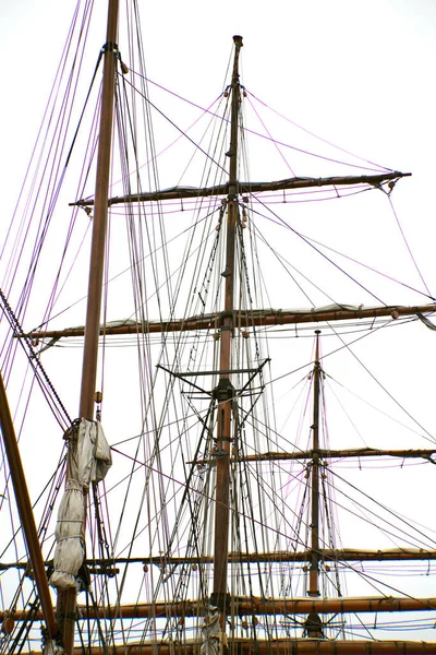 海を背景にロープを持つ古い船は — ストック写真