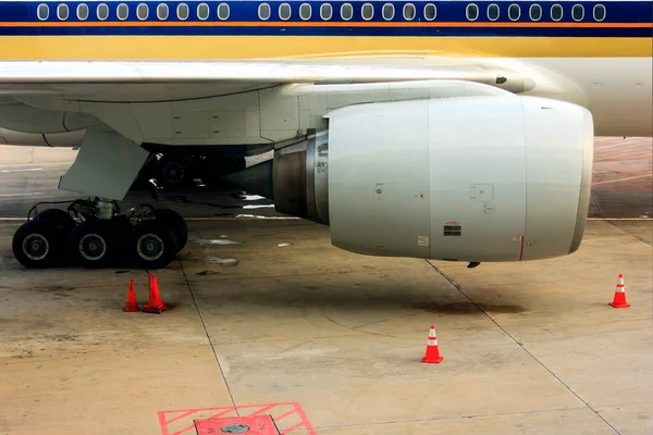Havaalanının Arka Planındaki Uçak — Stok fotoğraf