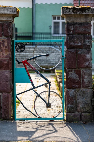 Fahrrad Auf Der Straße Abgestellt — Stockfoto