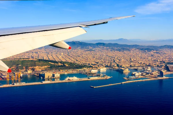 Denizin Üzerinde Uçan Bir Uçak — Stok fotoğraf