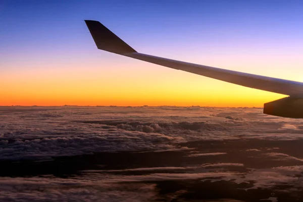 Flugzeug Fliegt Über Den Wolken — Stockfoto