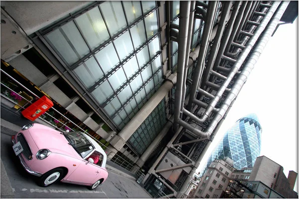 Modern Épület Város London Rózsaszín Retro Autó — Stock Fotó