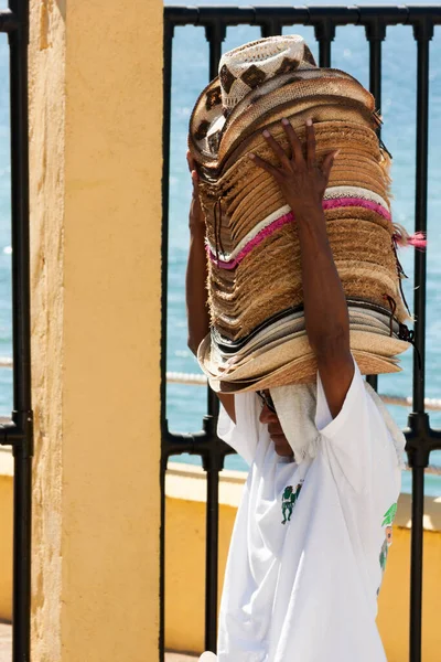 Hombre Con Pila Sombreros Por Encima Cabeza —  Fotos de Stock