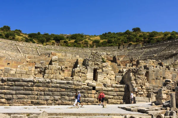 Turisté Procházející Mezi Starobylými Zříceninami Města Efezu Turecko — Stock fotografie