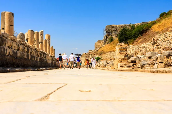 Τουρίστες Που Περπατούν Ανάμεσα Αρχαία Ερείπια Της Πόλης Της Εφέσου — Φωτογραφία Αρχείου