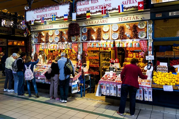 Turistas Caminando Cerca Puestos Mercado Ciudad — Foto de Stock